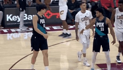 NBA｜杨瀚森首节就登场得到2分1板1助1帽，开拓者半场68-58领先骑士