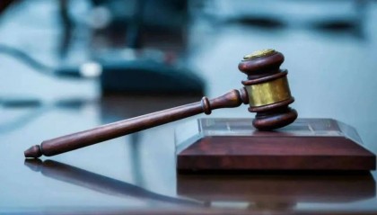 团伙强迫不满14周岁幼女卖淫，两嫖客涉嫌强奸罪受审