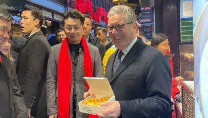 英国首相斯塔默抵达上海，在参观豫园时体验了沪上名点蝴蝶酥