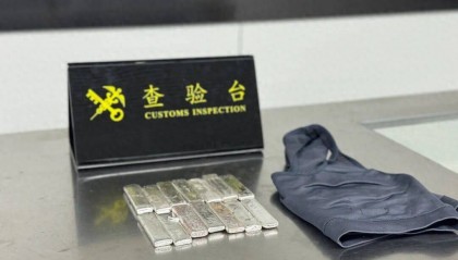 女子在贴身内衣裤里藏14块足银,净重近4斤,入境广东时被查