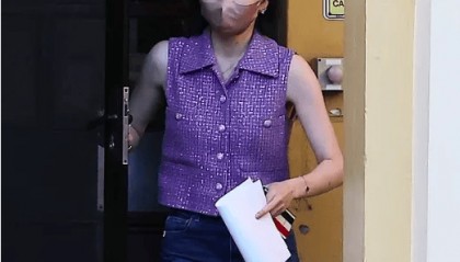 杨兰兰的奢华人生：仅在香奈儿的年消费额就超过100万澳元！（中英文对照）