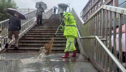 兰州市城管委：出动环卫人员7100余人次 清理落叶杂物18.8吨