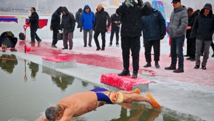 不畏寒冬！库尔勒市举办“2024欢乐迎新年”冬泳展示活动