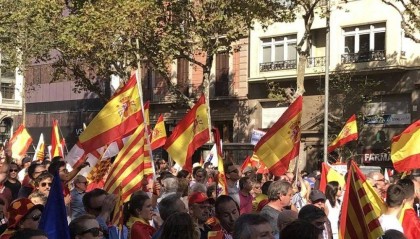 “要独立不要统一！”关键时刻，40万人冲上街头示威，场面一度失控