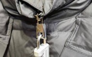 为防顾客“蹭穿”退货 北京一服饰商家在拉链上挂硬核密码锁