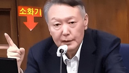 尹锡悦突然情绪失控，在庭审现场大发雷霆，要替金建希讨个说法！