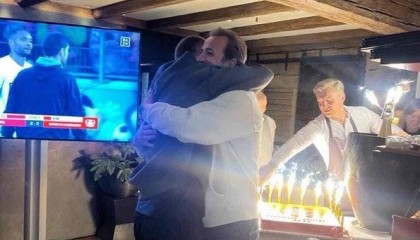 同为热刺旧将！凯恩与戴尔开心拥抱 庆祝生涯首冠