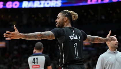 拉塞尔花钱从队友手里买回1号球衣 扎伊尔：无法拒绝的价格