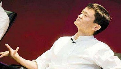 80后厨师撞脸马云，不甘被埋没两度来到西湖举牌：马云，我想见你