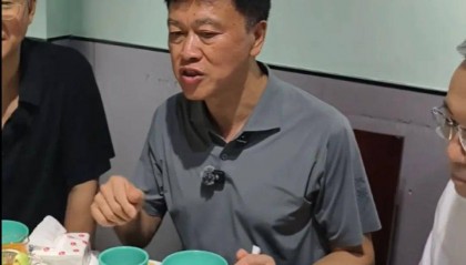 重庆一区委书记带头下馆子 称要带头消费
