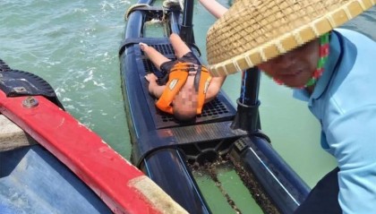 海南一对父子台风天卷入海里漂了一天被困渔排！在徐闻获救