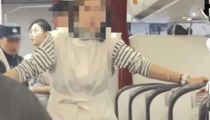 “大学女老师”飞机上辱骂殴打空少？哈尔滨师范大学：​非本校员工，已报警