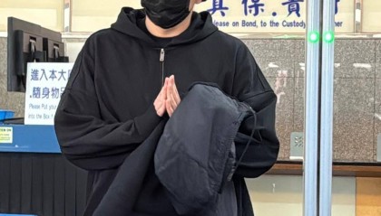 王大陆涉案由“杀人未遂”改“伤害罪”，黑衣现身法院门口