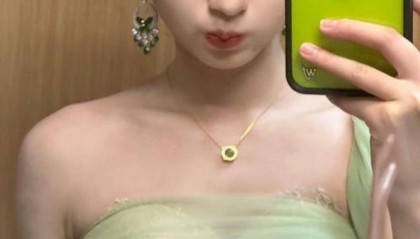 柜员称黄杨钿甜款耳环可定制，黄杨钿甜爸爸公司多次变更主营方向