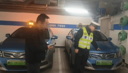 长沙一台“黑的士”1:1还原出租车，白天停小区夜间跑车，交警蹲守抓获无证驾驶员