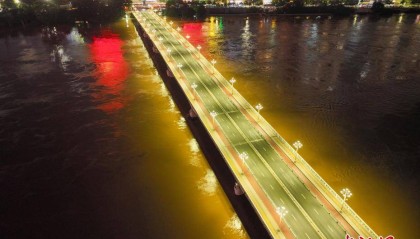 广西南宁邕江水位持续上涨 邕江大桥交通管制