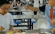 因“被学生抢鸡排”走红的校长病逝,其子:月初刚做心血管手术,约千人赶来送最后一程