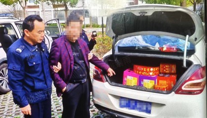 男子见到警车就开车逃跑，竟是因为囤了70多箱烟花爆竹