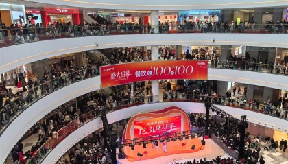 车位要找半小时，吃饭等了一中午，连LV都开始排队了……新年第一天，武汉各大商场人气爆棚