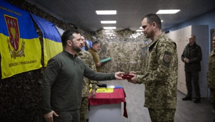 泽连斯基前线督战有成效，乌军打回卢甘斯克，俄军卷土重来，基辅遭大规模无人机袭击！