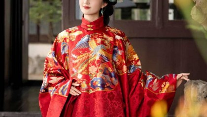 南京云锦博物馆推出新作《红地织金百鸟朝凤柿蒂妆花吉服》