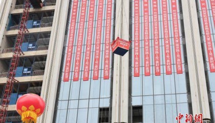山东青岛：近240米高楼主体封顶 城市沿海再添新地标