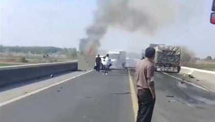 一小车与货车在保定相撞起火，官方：小车逆行，车内二人遇难