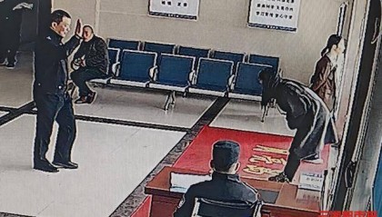 遗失手机里有过世母亲大量影像，民警看了几天监控辗转寻回