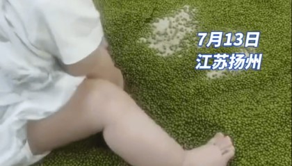 女子将婴儿放在超市绿豆售卖框里玩耍，超市回应：马上下架这批绿豆
