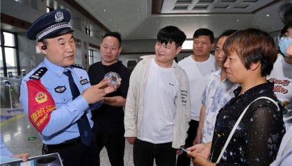 安徽颍上：“巡回法庭”走进高铁站