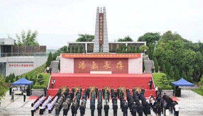 缅怀革命先烈 传承红岩精神 我区隆重举行烈士纪念日敬献花篮仪式