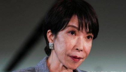 挺了一个多月，高市终于道歉？没来得及松口气，又被中方抓住把柄