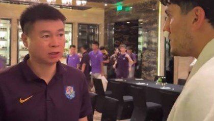 于根伟看望萨尔瓦多：你下场后大家都说这场球为了你也要拼下来