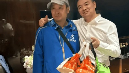 网传京东创始人刘强东视察工作时入住四季酒店，点外卖后豪气给了骑手1000元小费！还亲切地搂着骑手合影