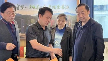 河南省信阳市人大常委会副主任王治学一行来玉屏考察