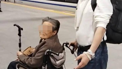 六旬男子推94岁母亲坐轮椅乘动车,自称在深圳北站遇“郑智化式”难题,12306回应