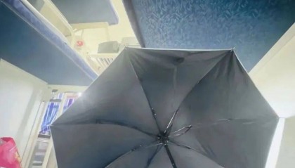 女乘客坐火车卧铺打伞遮隐私引发热议，网友建议卧铺区增设床帘，12306客服回应