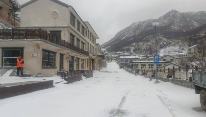 北京海拔最高山村：积雪已没过脚面，山林银装素裹