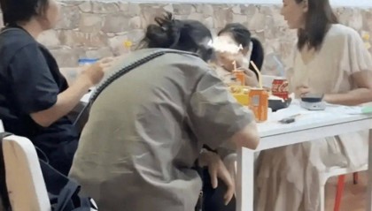 45岁高圆圆在西班牙素颜出镜，带6岁女儿吃麻辣烫被网友偶遇！网友：安静优雅都没有一点明星“架子”