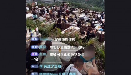 重庆一饭店把直播镜头对准“衣着凉快”客人，评论区网友开黄腔？饭店回应：固定机位纯属无意
