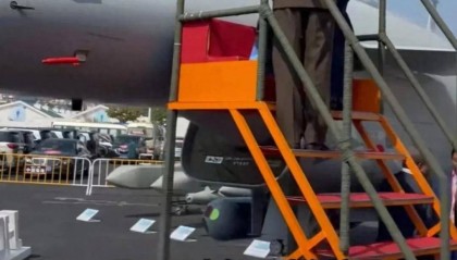 伊朗空军司令坐进歼-10CE，外军参观者络绎不绝！网友：要大卖？