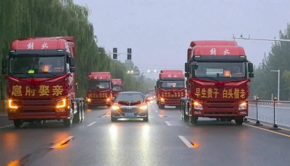 山东一接亲车队6辆解放重卡“排面满满”，新郎父亲：儿子很喜欢大卡车，专门挑选了红色解放