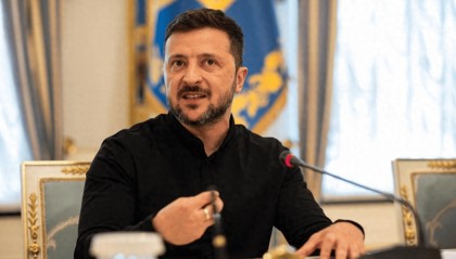 泽连斯基迅速招募万余“御林军”，要为自己铺设一条退路，或预防美国对自己下黑手