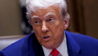 特朗普扛不住了，公开喊话：希望中国做两件事，中方反将一军