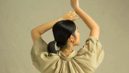 湖北13岁女孩不戴头盔骑电动自行车,目不斜视逆行闯红灯,撞车后当场仰面摔倒,交警通报:女孩全责