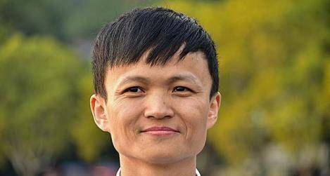 80后厨师撞脸马云，不甘被埋没两度来到西湖举牌：马云，我想见你