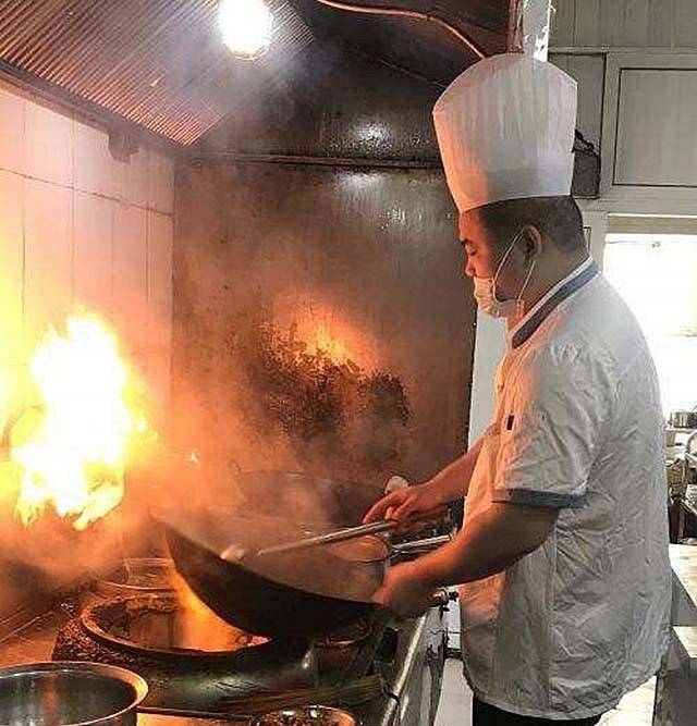 80后厨师撞脸马云，不甘被埋没两度来到西湖举牌：马云，我想见你