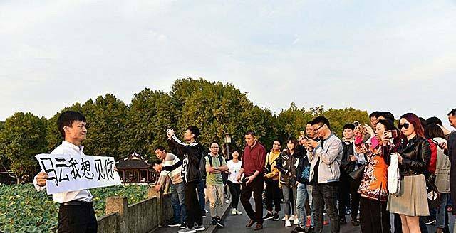 80后厨师撞脸马云，不甘被埋没两度来到西湖举牌：马云，我想见你
