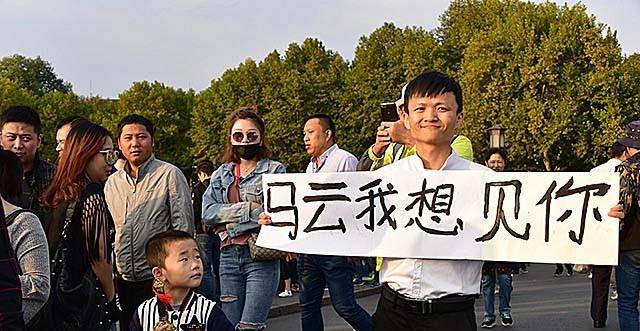 80后厨师撞脸马云，不甘被埋没两度来到西湖举牌：马云，我想见你