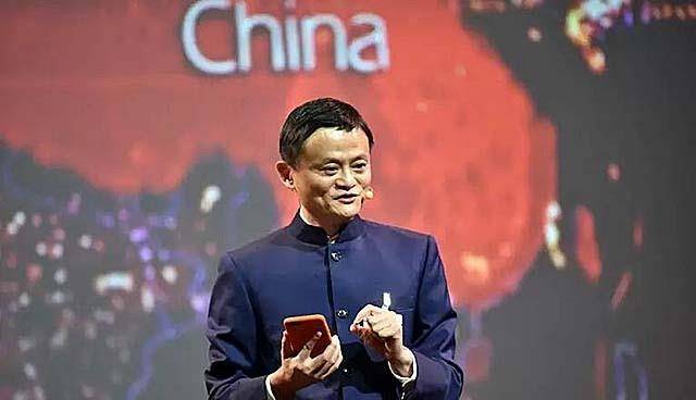 80后厨师撞脸马云，不甘被埋没两度来到西湖举牌：马云，我想见你
